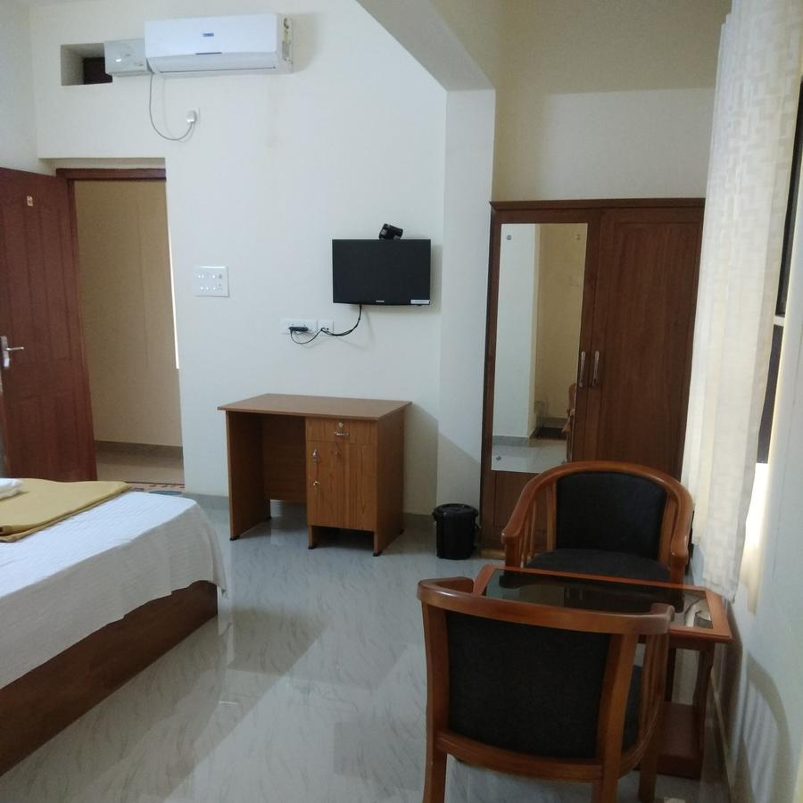 Manjira Lodge Гуруваюр Экстерьер фото
